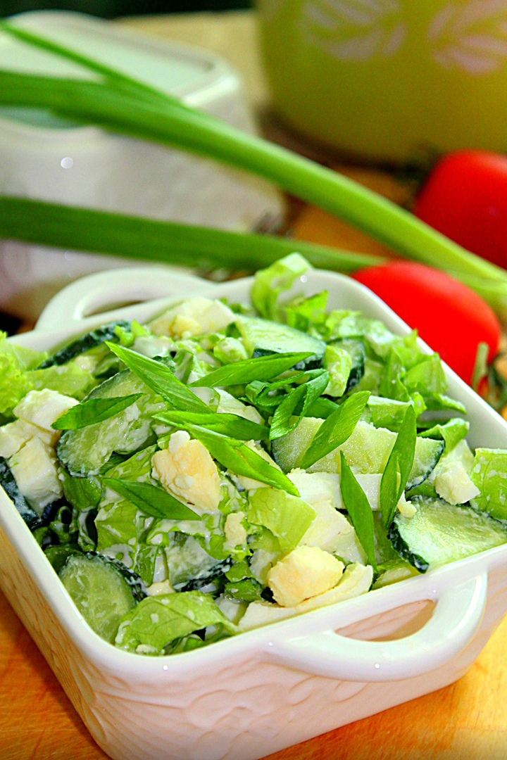 Зеленый салат с яйцами и огурцом