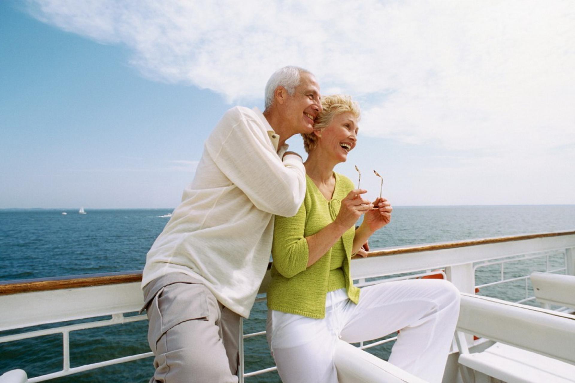 Счастливые богатые пары. Счастливые пенсионеры. Богатый пенсионер. Пожилые люди на отдыхе. Путешествие пожилых людей.