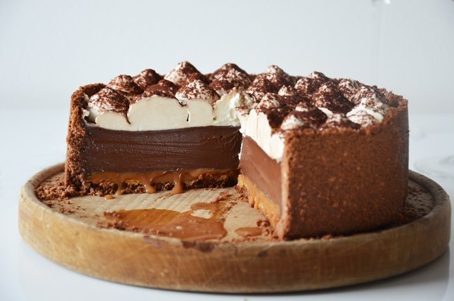 Шоколадный пирог с карамелью