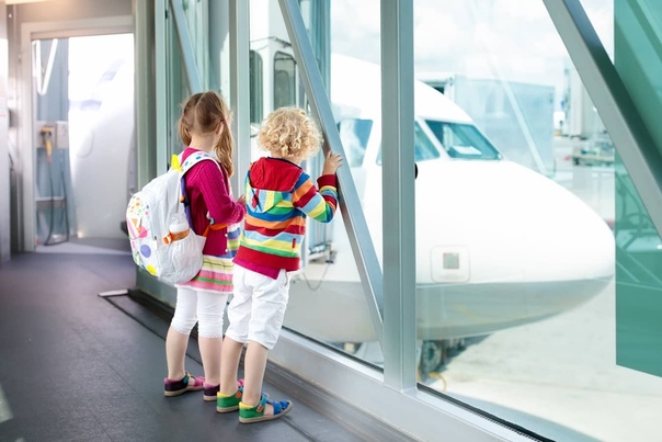 В каких случаях ребенок может слетать за границу без сопровождения родителей