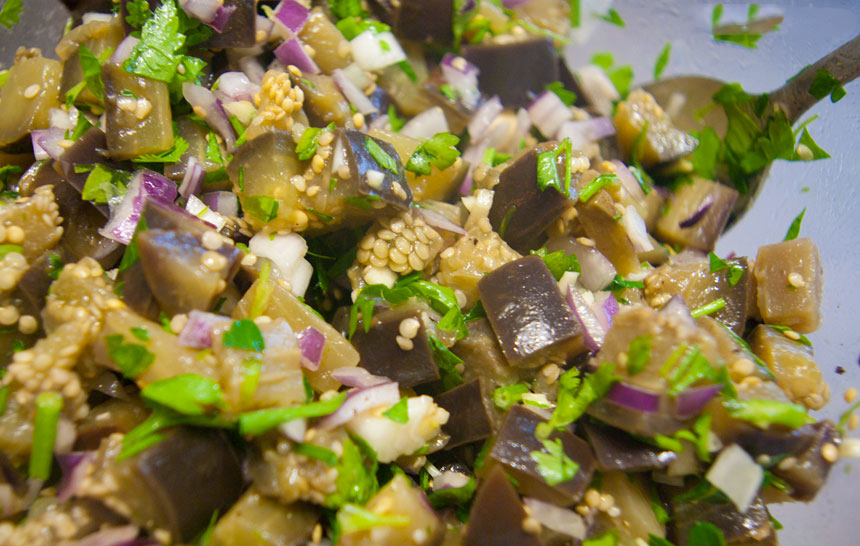 Как приготовить салат грибочки из баклажан