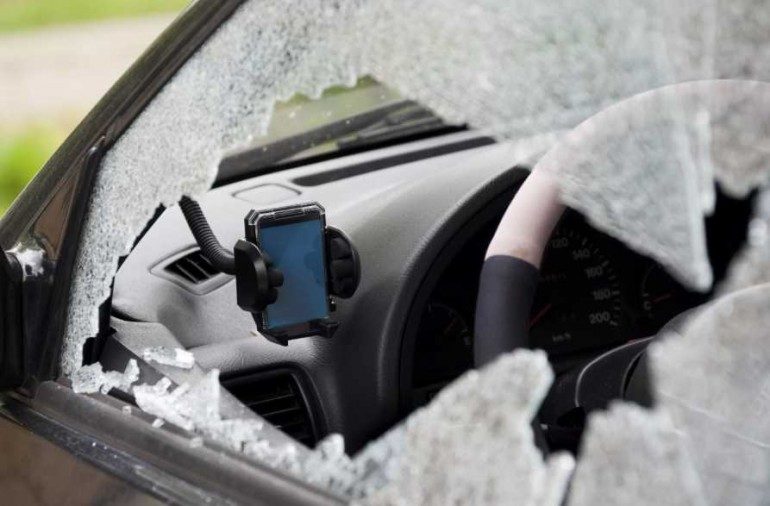 5 советов чтобы защитить вещи в салоне машины от кражи