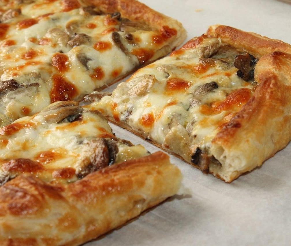 пицца с грибами и колбасой и помидорами и с сыром в духовке со слоеным тестом фото 38