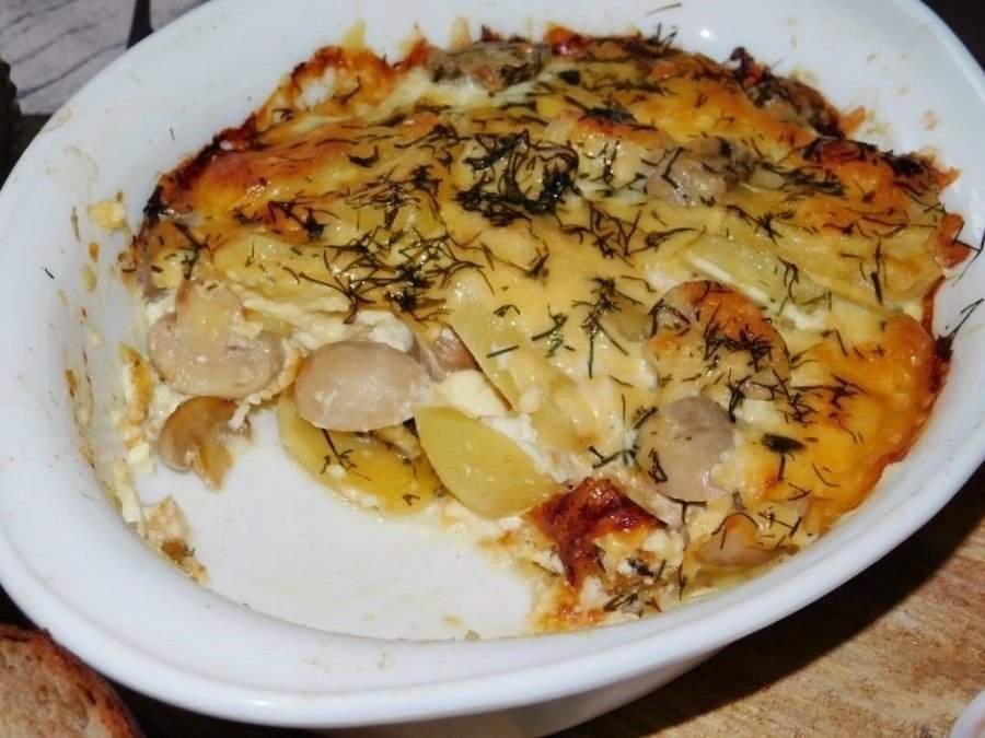 Картофель в духовке с сыром и грибами