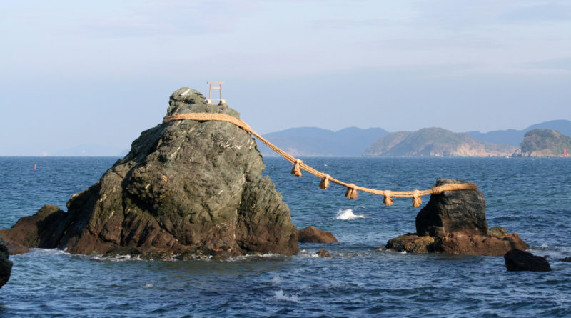 Скалы Мэото Ива — религиозный символ супружества в Японии
