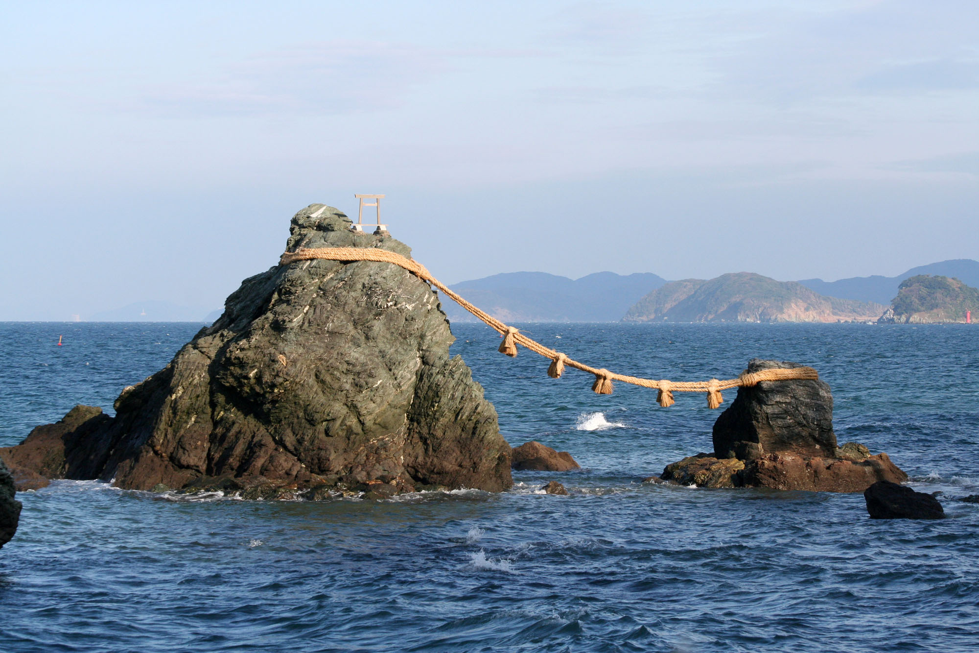 Скалы Мэото Ива — религиозный символ супружества в Японии