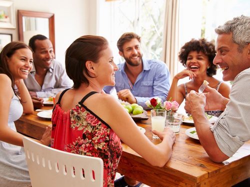 5 иностранных правил обеденного этикета, которые приводят в изумление наших соотечественников