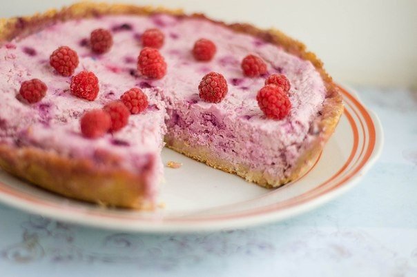 Творожный пирог с замороженными ягодами.