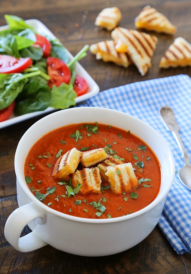 Томатно-базиликовый суп с сырными гренками