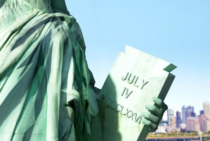 Какую книгу держит американская статуя Свободы?