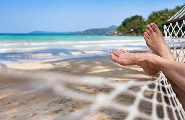 Способы уберечь телефон и деньги во время отдыха на пляже