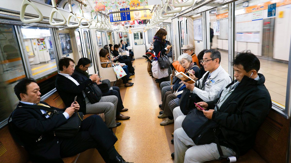 Японское метро. Вагоны метро Токио. Метро Токио час пик. Люди в Токио в метро. Метро в Японии.