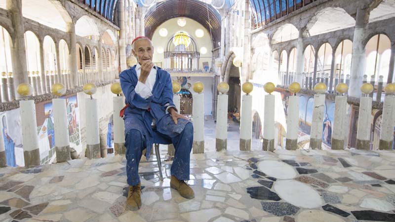 Как испанский монах в одиночку строит храм почти 50 лет