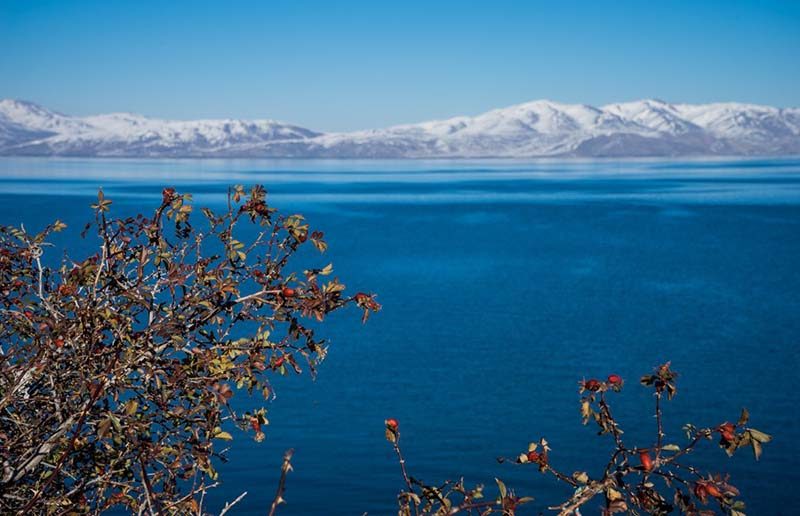 Почему озеро Севан так назвали и где оно находится