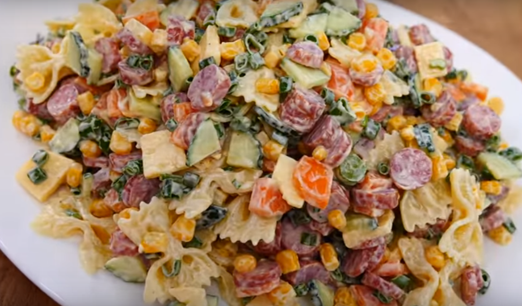 Сытный и вкусный салат с макаронами и колбасой