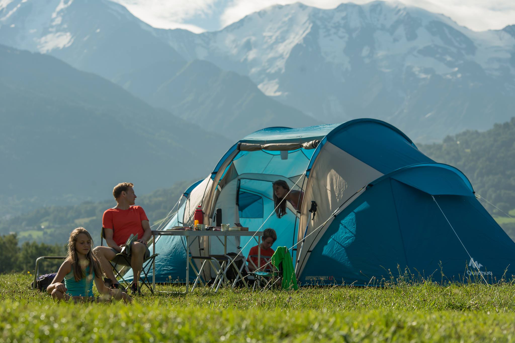 Туристы с палатками
