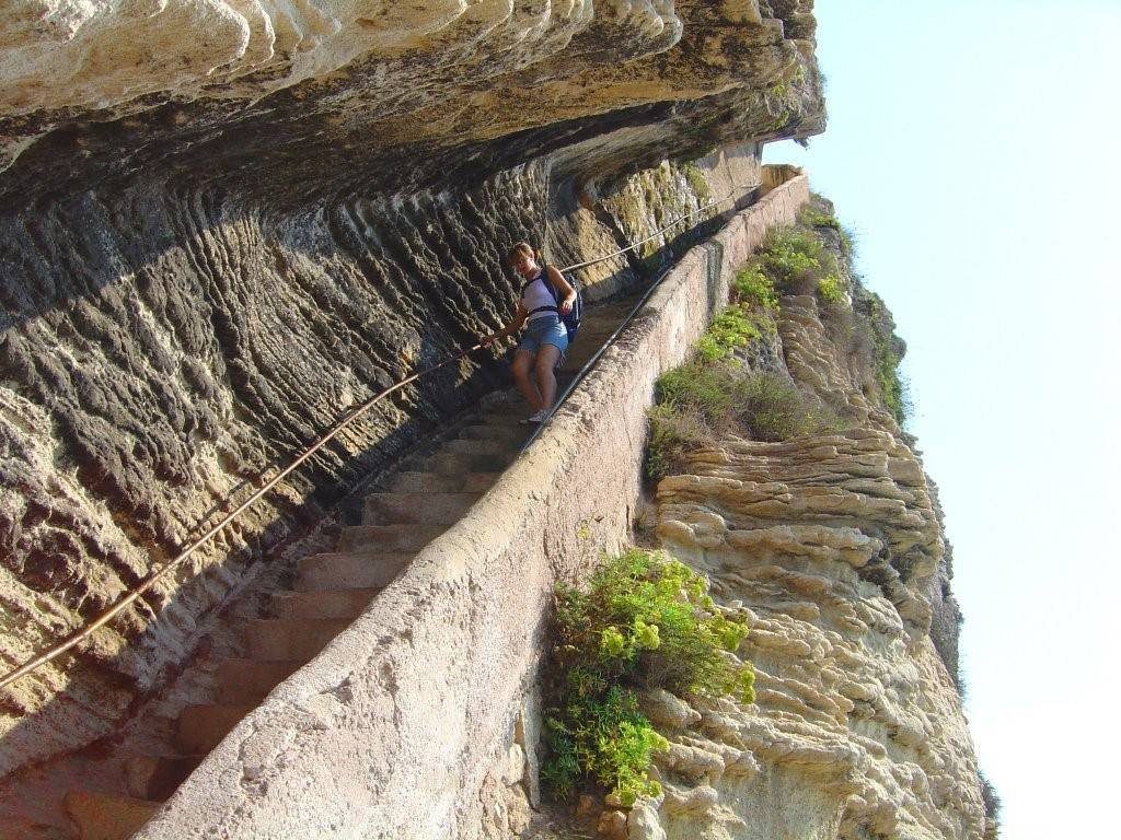 Необычная лестница Арагона в каменной отвесной скале
