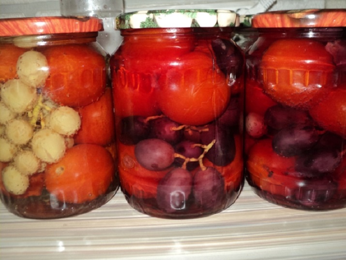 Пикантные маринованные помидоры с виноградом