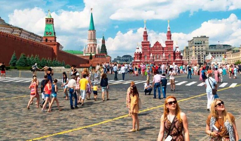Какой летний месяц самый дорогой для туристов в России