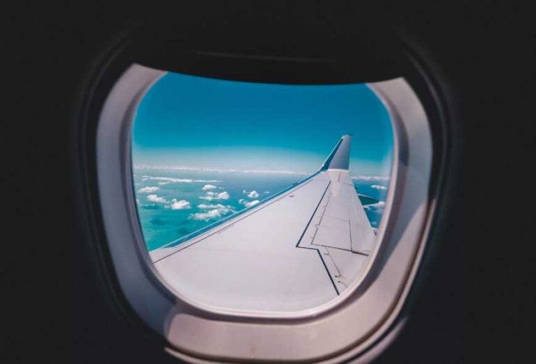 Почему во время взлета и посадки пассажиров просят поднять шторки иллюминаторов