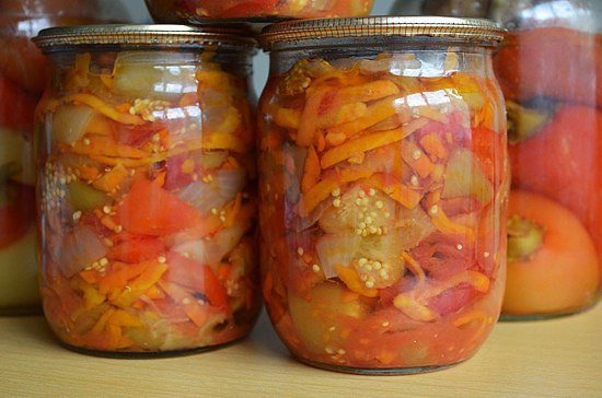 Салат "Закусочка" из кабачков или баклажанов с перцем, морковью и помидорами