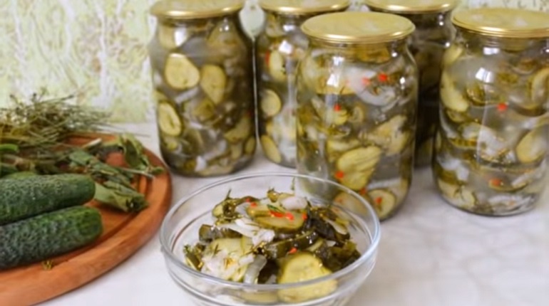 Хрустящий салат из огурцов: закрываем вкусняшки на зиму