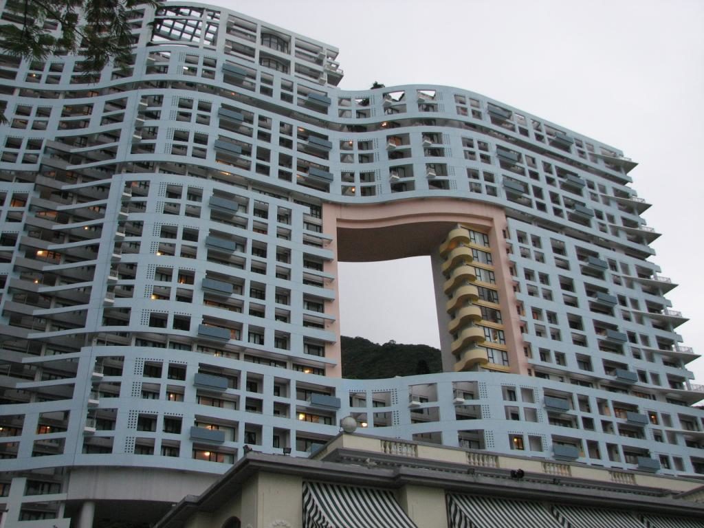 «Дырявые» небоскребы: для чего в многоэтажках Гонконга делают отверстия
