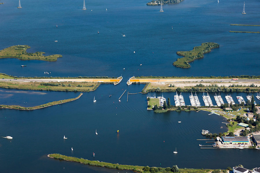 Мост для воды в Нидерландах, нарушающий законы физики