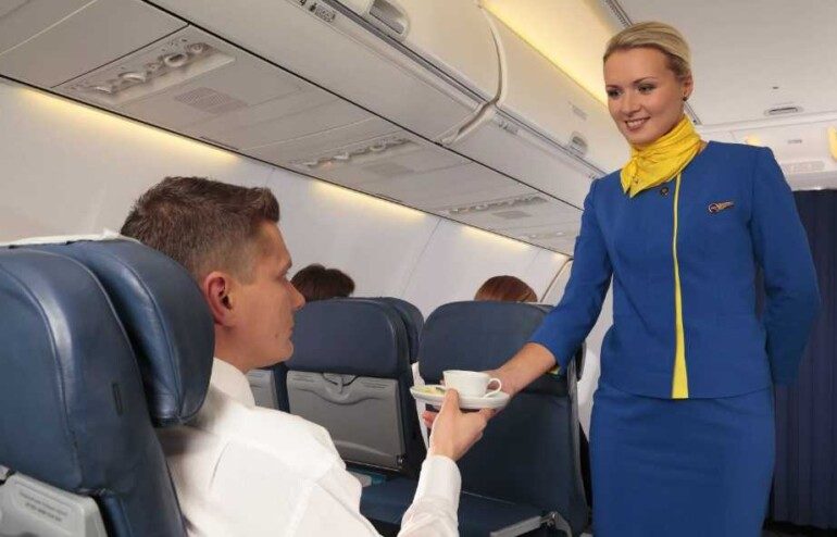Почему стюардессы держат руки за спиной, встречая пассажиров в самолете