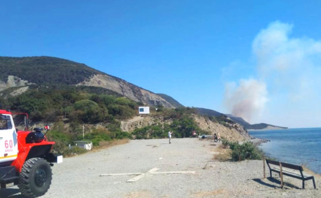 В Анапе эвакуировали свыше 1000 туристов из-за пожаров