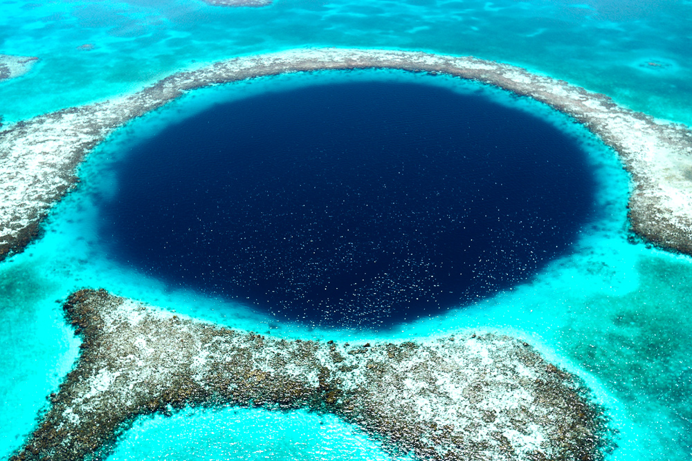Большая Голубая Дыра в океане – место с подводными пещерами, сталактитами и удивительными рыбами