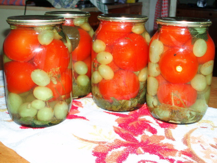 Бомбовские помидоры, маринованные с виноградом на зиму (без уксуса)