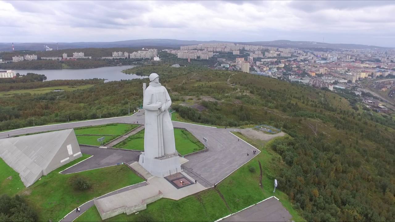 Алеша мурманск. Мурманск смотровая площадка Алеша. Стройка памятника Алеше Мурманск. Памятник Алешина в Мурманске. Алеша Мурманск смотровая.