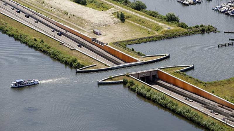 Мост для воды в Нидерландах, нарушающий законы физики