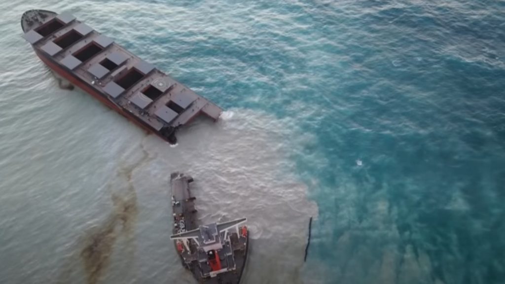 Маврикий заливает нефтью: туризм под угрозой уничтожения