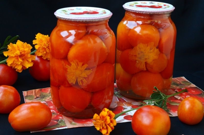 Ароматные помидоры, маринованные с бархатцами