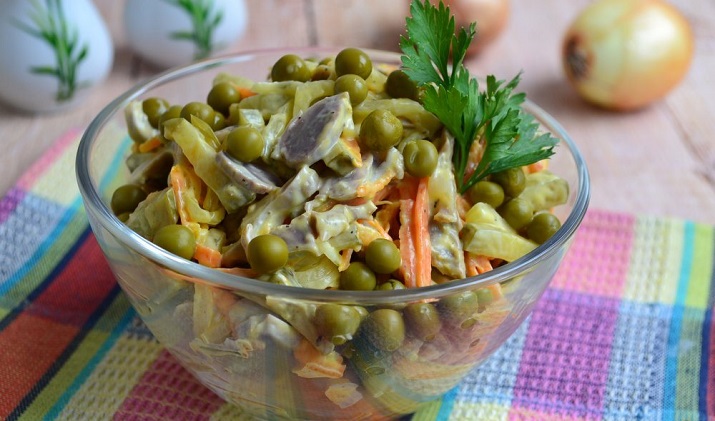 Изумительный салат из куриных желудков с горошком и овощами