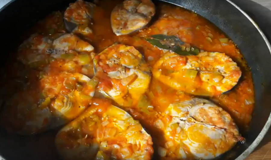Турецкая кухня-рыба в овощном соусе