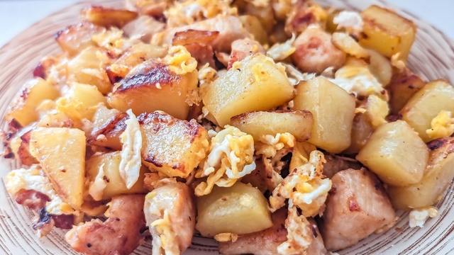 Рецепт жареной картошки с курицей и яйцом.