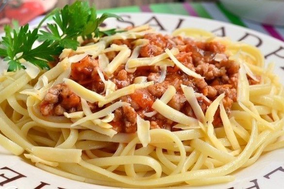 Спагетти с фаршем и томатной пастой
