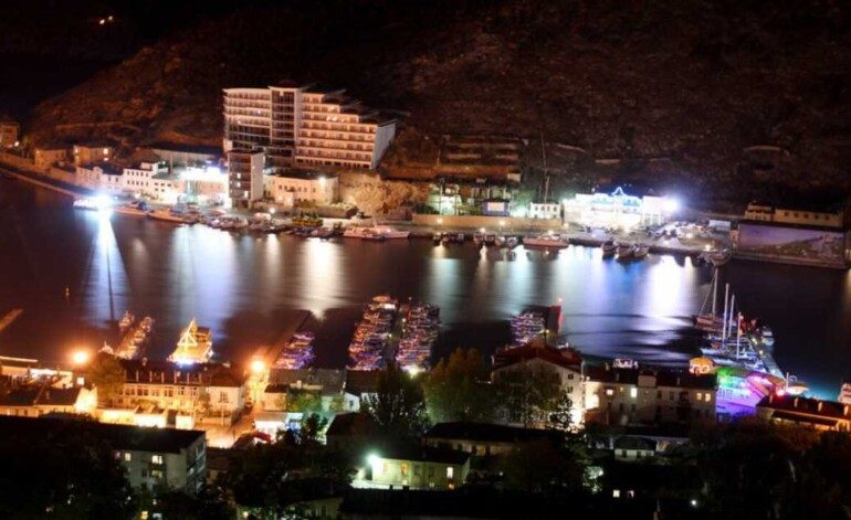 Где любители ночной жизни смогут провести время в Крыму? Лучшие курорты для молодежи
