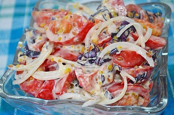 Изысканный итальянский салат с базиликом и помидорами