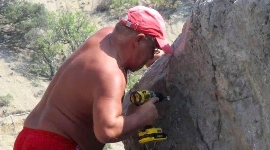 В Крыму турист самовольно «переименовал» скалу в честь себя