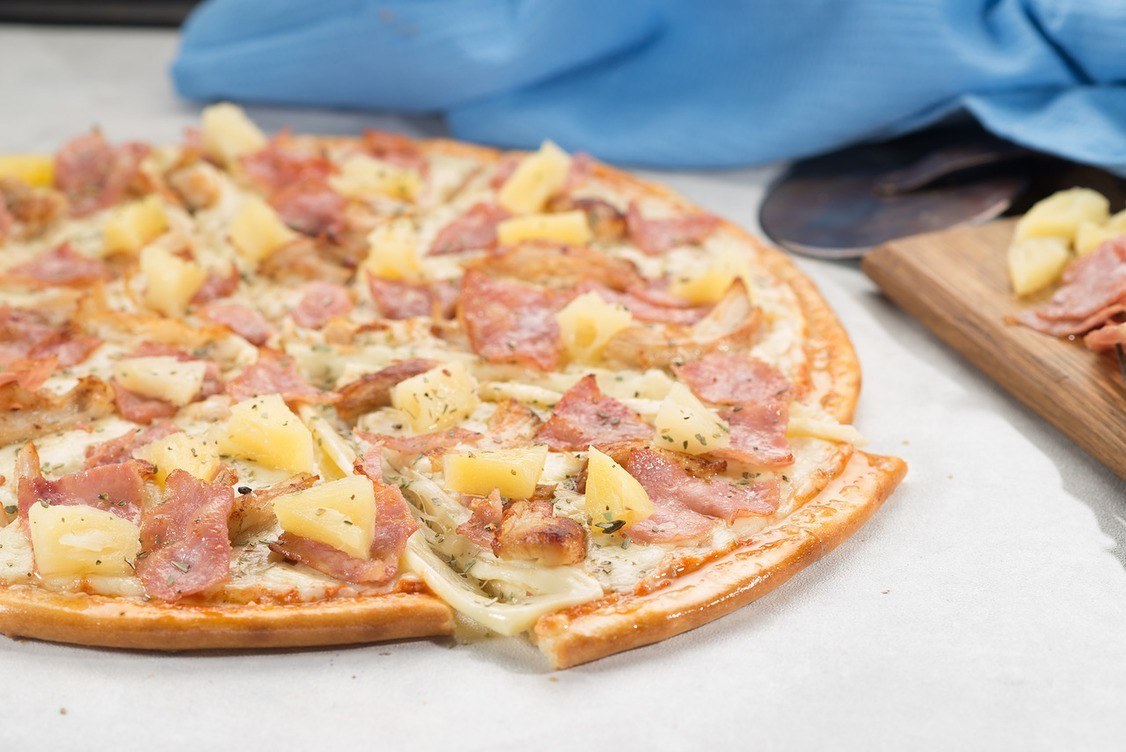 Фото итальянца когда в пиццу добавляют ананас