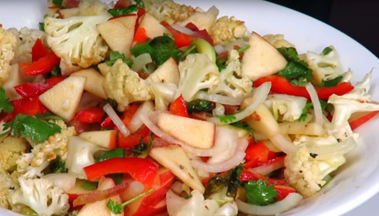 Салат-закуска с цветной капустой: и интересная заправка в придачу