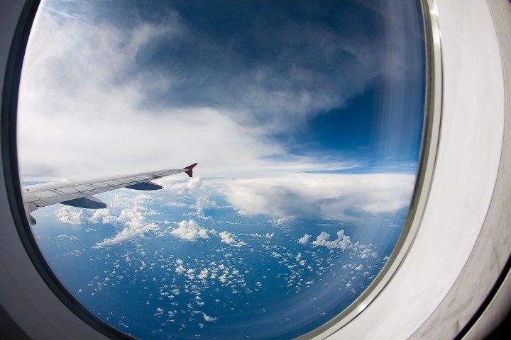 Почему просят поднимать шторки иллюминатора во время взлета самолета
