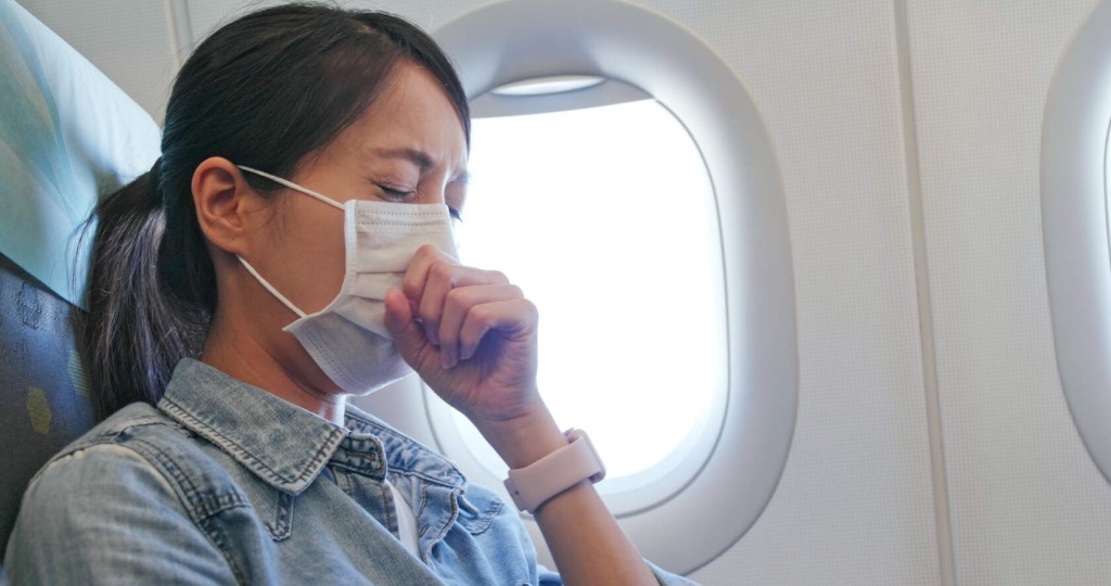 Чего следует избегать в самолете, чтобы не заразиться коронавирусом