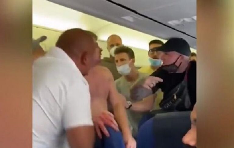 Жена ударила мужа за оскорбление и отказ надеть маску в самолете — видео