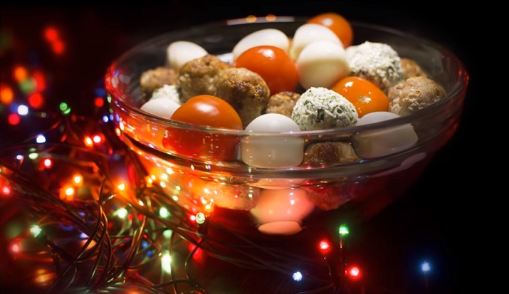 Удивительный новогодний салат: необычная закуска из шариков