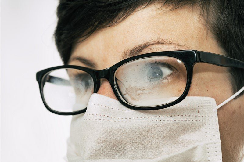 Как носить медицинскую маску, чтобы не запотевали очки
